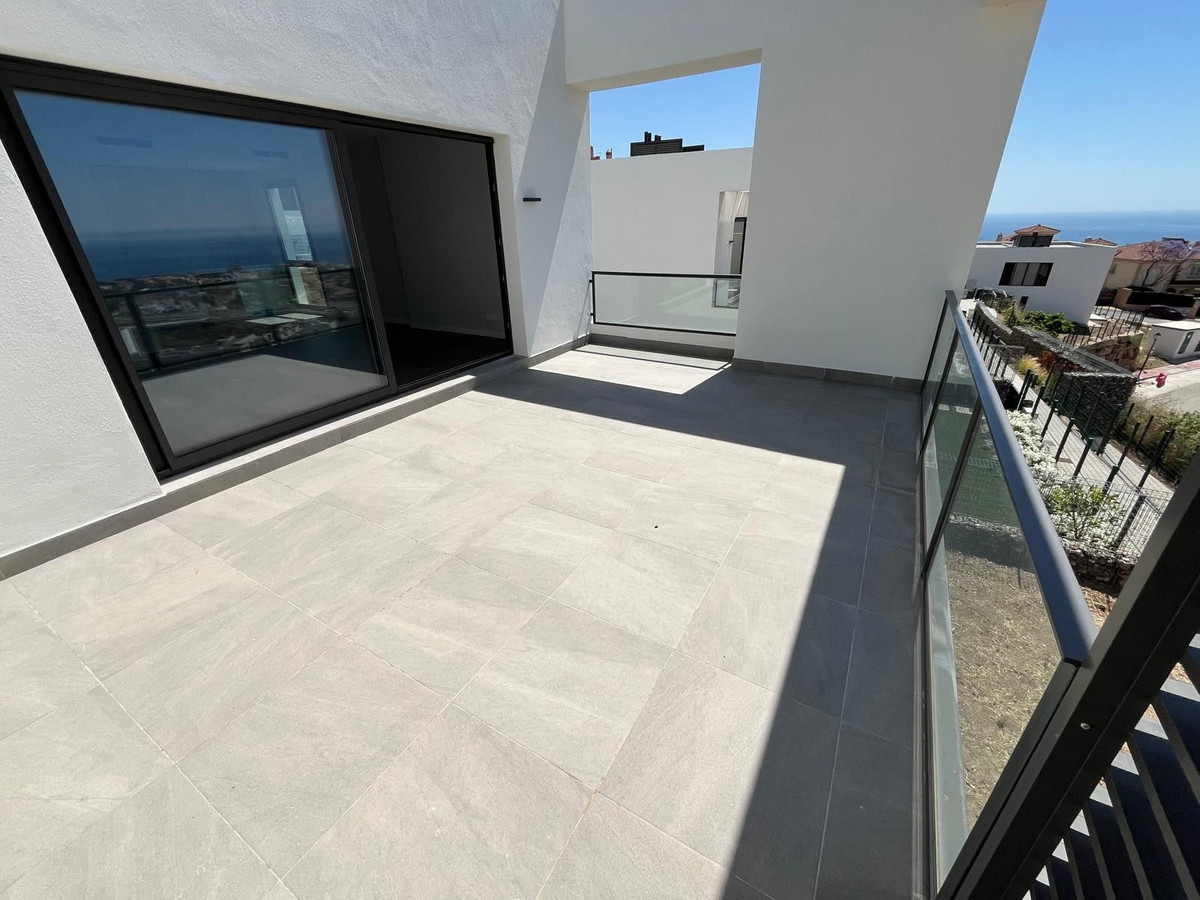 SEMI-DETACHED HOUSE WITH FANTASTIC SEA VIEW