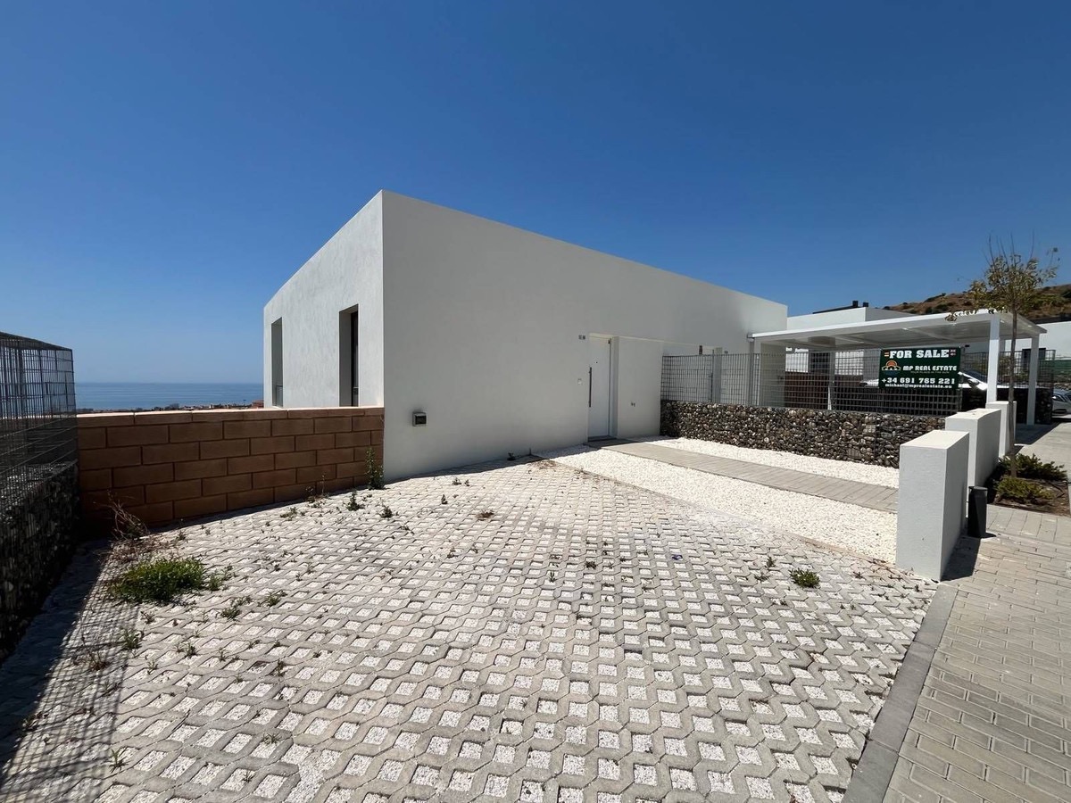 SEMI-DETACHED HOUSE WITH FANTASTIC SEA VIEW