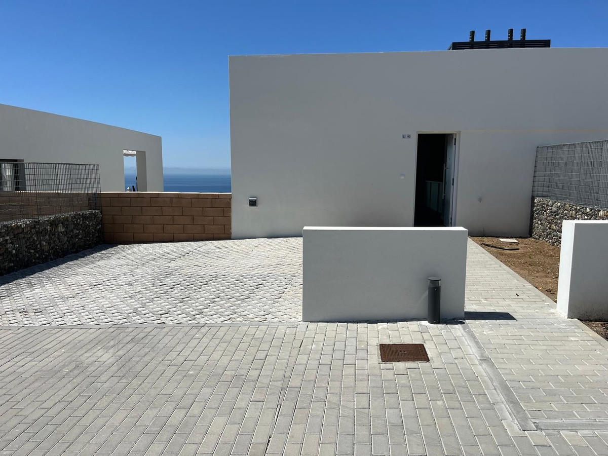 SEMI-DETACHED HOUSE WITH FANTASTIC SEA VIEW