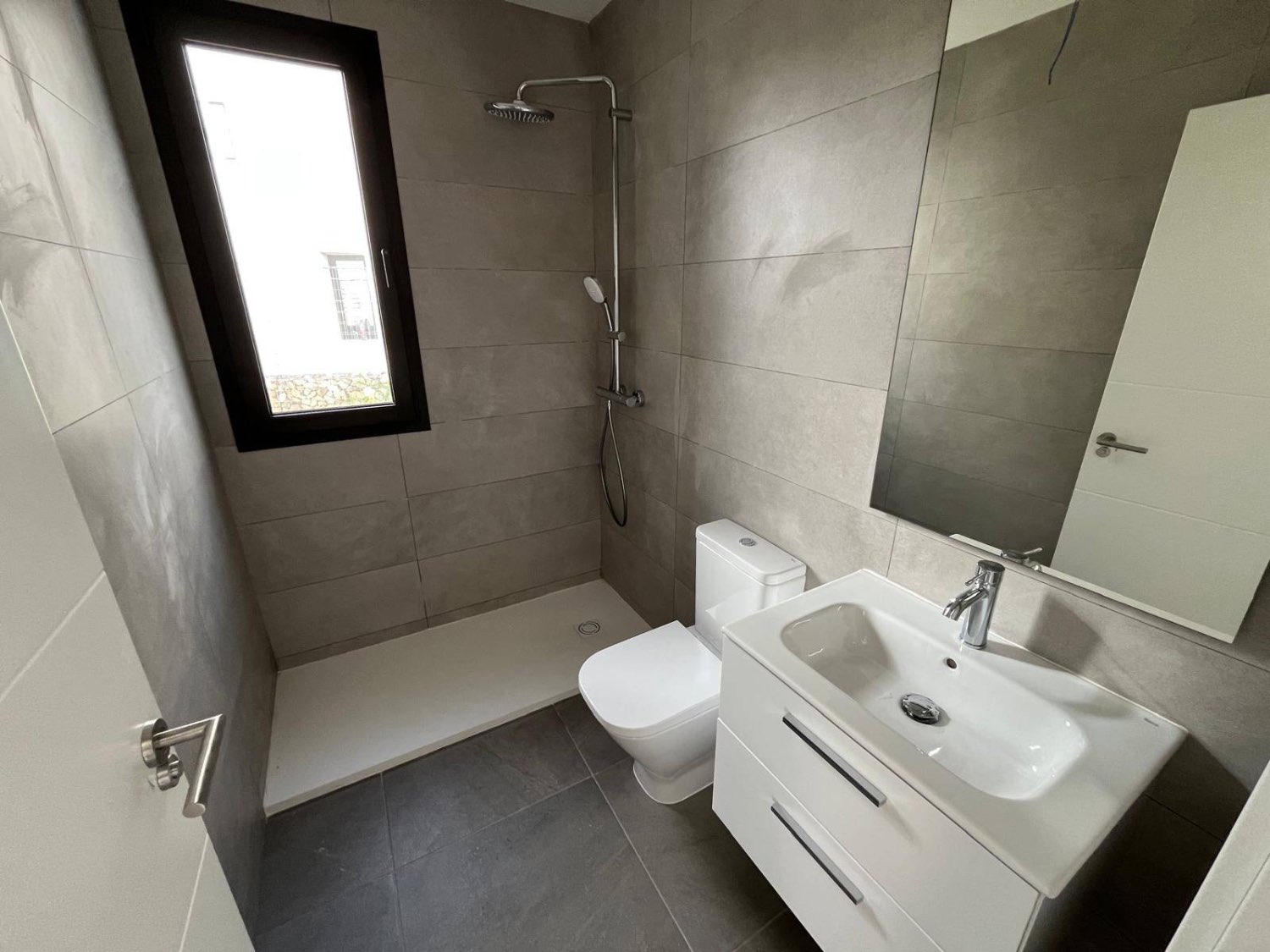 CASA ADOSADA RECIÉN CONSTRUIDA (2025) EN REVIERA DEL SOL