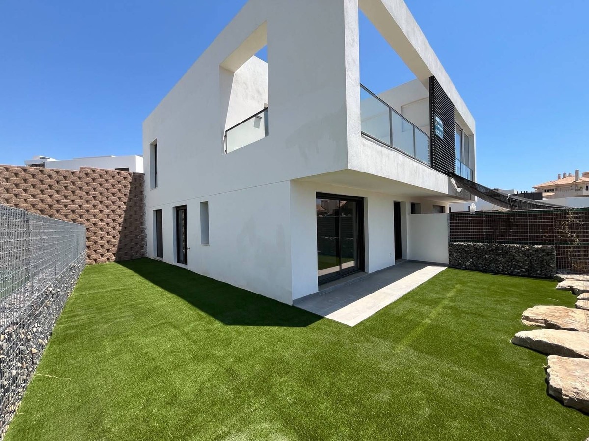 NIEUW GEBOUWD (2025) TWEE-ONDER-EEN-KAP HUIS IN RIVIERA DEL SOL