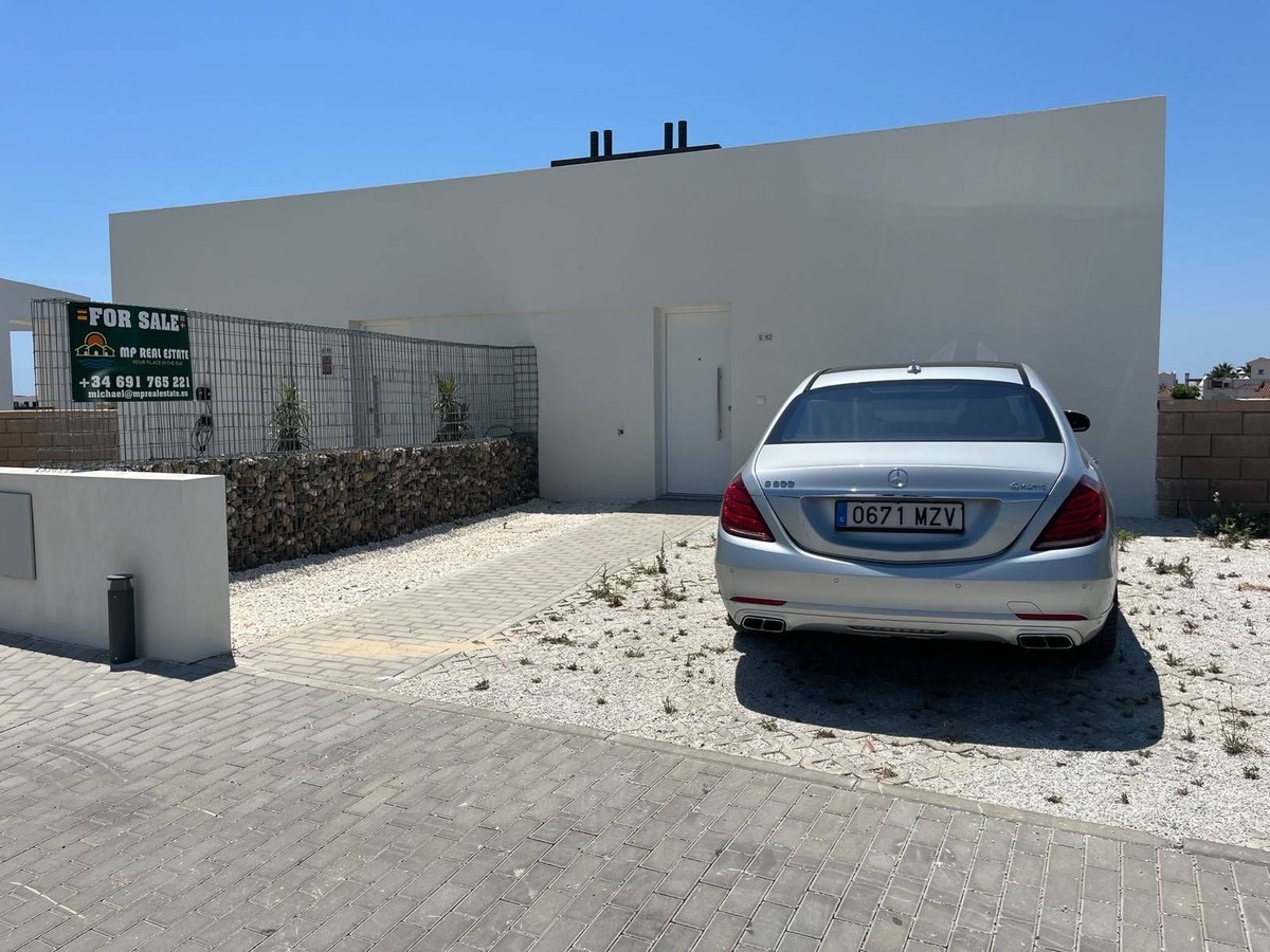 NIEUW GEBOUWD (2025) TWEE-ONDER-EEN-KAP HUIS IN RIVIERA DEL SOL