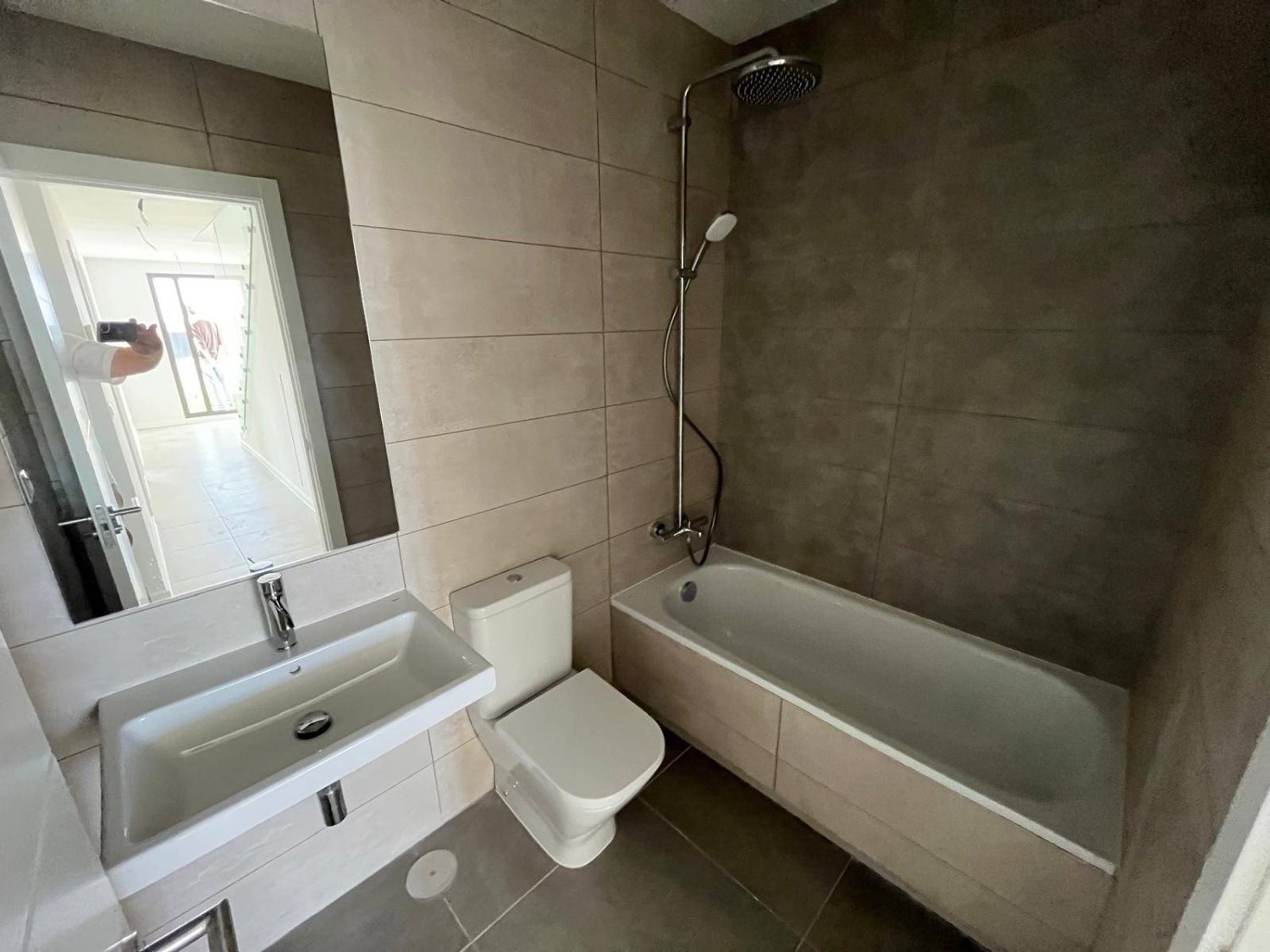 CASA ADOSADA RECIÉN CONSTRUIDA (2025) EN REVIERA DEL SOL