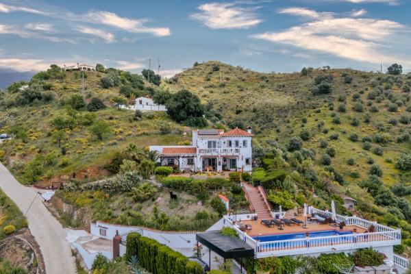 prestige villa for sale in Canillas de Aceituno